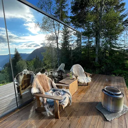 Vidsyn Midjås * Vistad